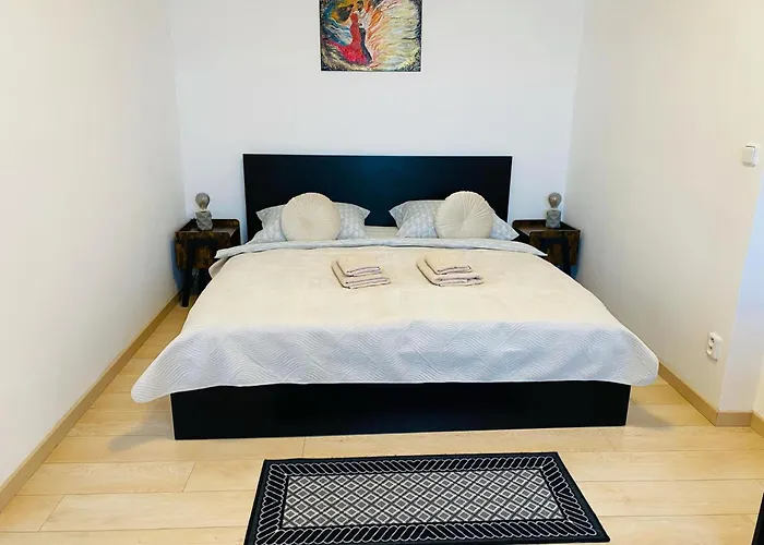 1Bd Apartment On Masarykovo Square - Bathtube, Desk & Chair, Free Wi-Fi