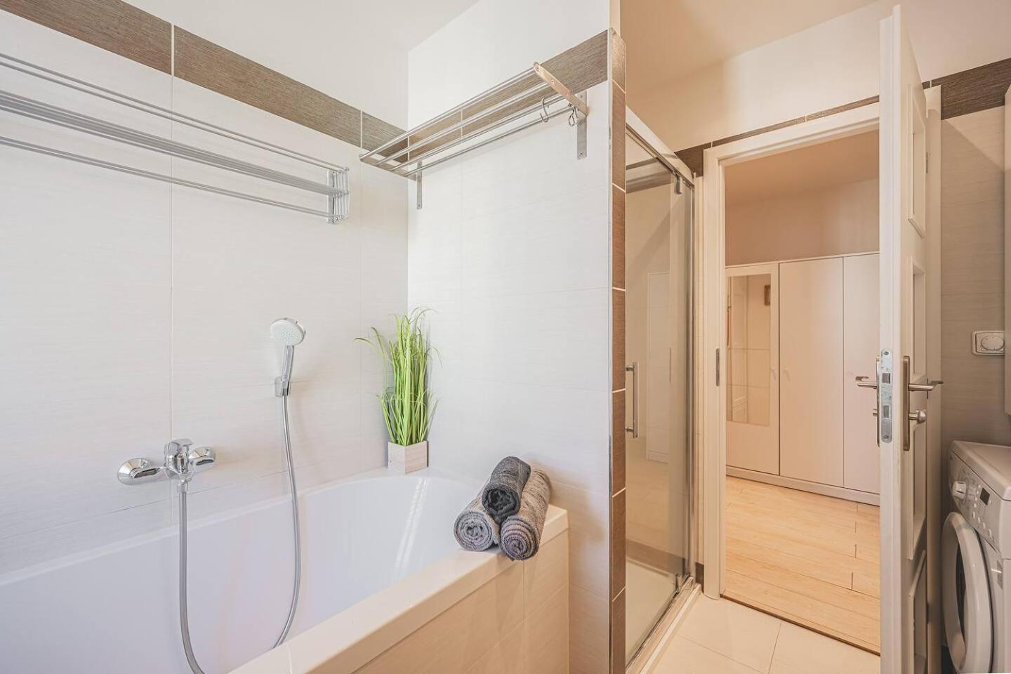 1bd On Masarykovo Square - Bathtube, Desk & Chair, Free Wi-fi 公寓 Hradec Králové