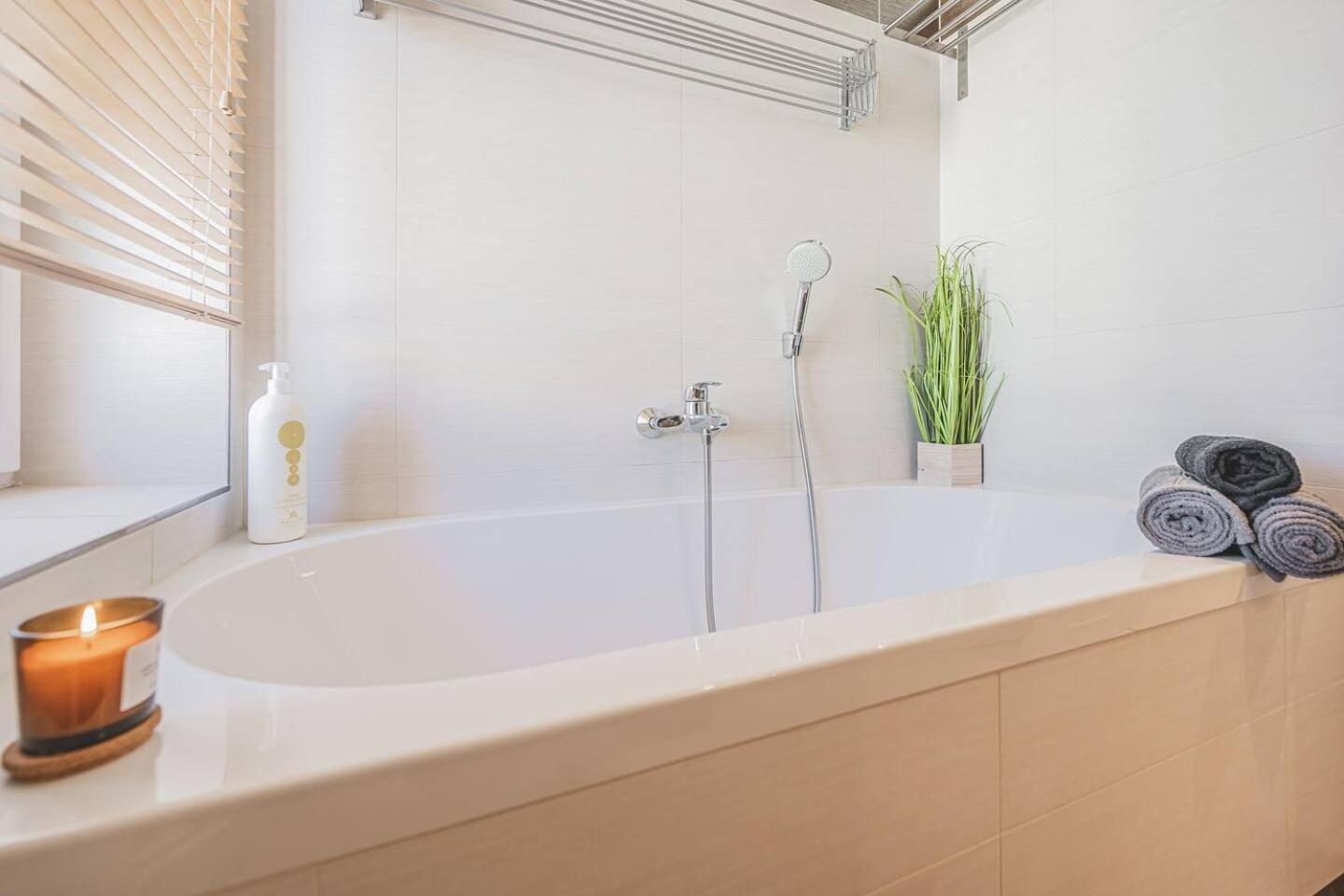 1bd On Masarykovo Square - Bathtube, Desk & Chair, Free Wi-fi 公寓