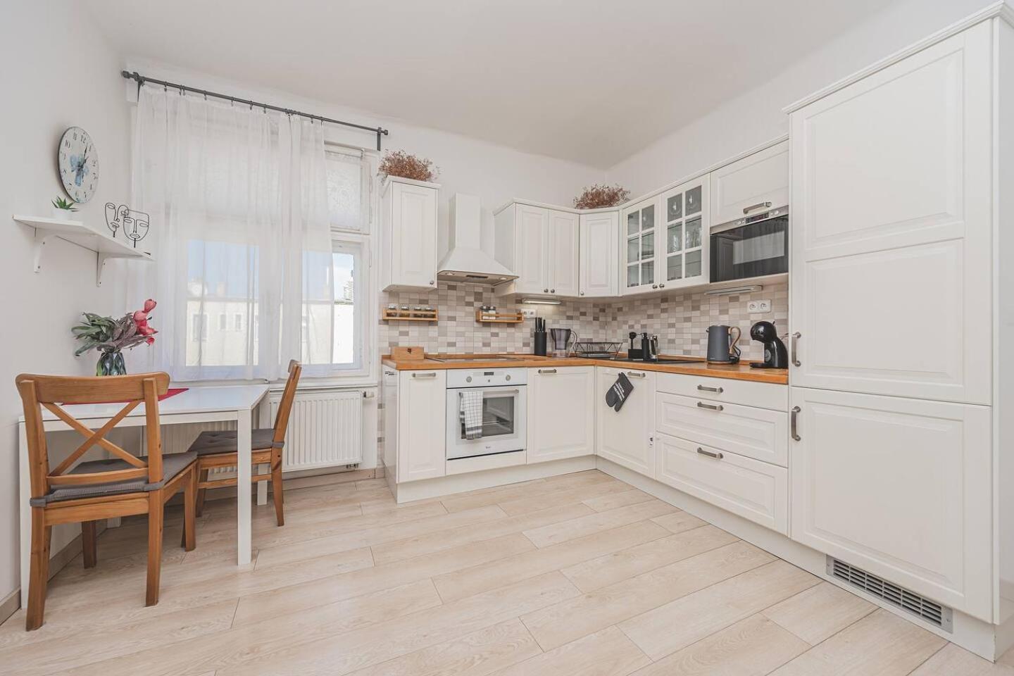 Апартаменты 1bd On Masarykovo Square - Bathtube, Desk & Chair, Free Wi-fi *